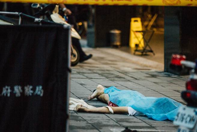 臺男子下班高峰時捷運站旁墜樓 嚇哭路人(租圖) 臺男子下班高峰時捷運站旁墜樓 嚇哭路人(租圖)