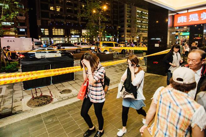 臺男子下班高峰時捷運站旁墜樓 嚇哭路人(租圖) 臺男子下班高峰時捷運站旁墜樓 嚇哭路人(租圖)