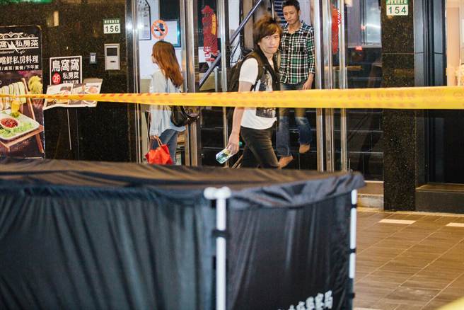 臺男子下班高峰時捷運站旁墜樓 嚇哭路人(租圖) 臺男子下班高峰時捷運站旁墜樓 嚇哭路人(租圖)