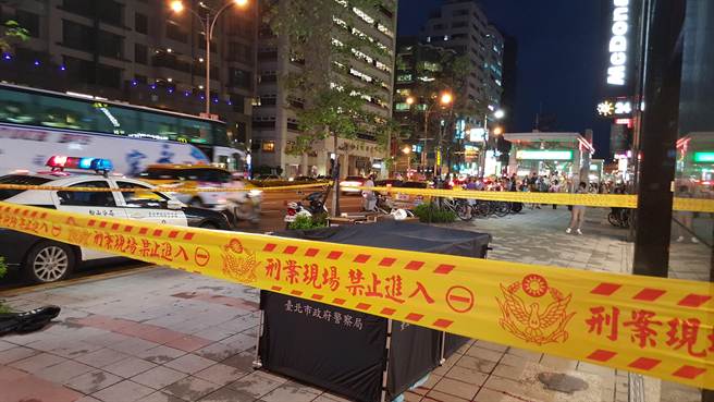 臺男子下班高峰時捷運站旁墜樓 嚇哭路人(租圖) 臺男子下班高峰時捷運站旁墜樓 嚇哭路人(租圖)