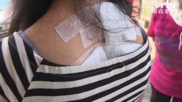 歹徒持鐵錘隨機襲擊女學生 將其頭壓水溝稱"淹死你" 歹徒持鐵錘隨機襲擊女學生 將其頭壓水溝稱"淹死你"