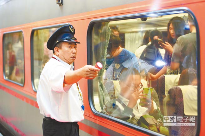 臺鐵班次大調(diào)整造福通勤族 區(qū)間車載客量增33%(圖) 臺鐵班次大調(diào)整造福通勤族 區(qū)間車載客量增33%(圖)