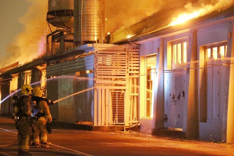 高雄家具展覽館凌晨發(fā)生大火 業(yè)者欲哭無淚 高雄家具展覽館凌晨發(fā)生大火 業(yè)者欲哭無淚