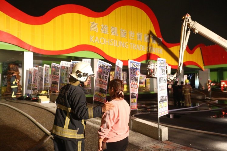 高雄家具展覽館凌晨發(fā)生大火 業(yè)者欲哭無淚 高雄家具展覽館凌晨發(fā)生大火 業(yè)者欲哭無淚