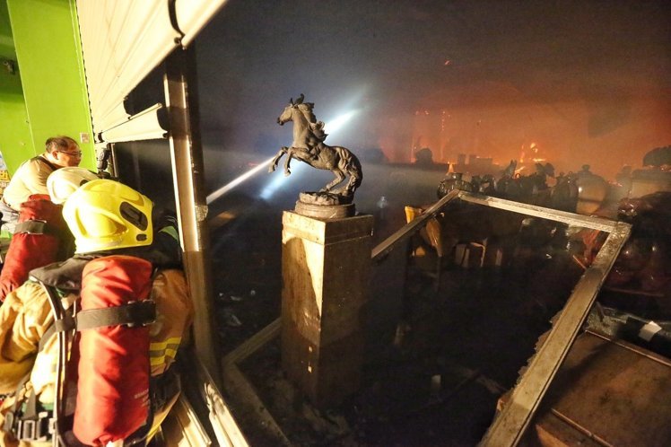 高雄家具展覽館凌晨發(fā)生大火 業(yè)者欲哭無淚 高雄家具展覽館凌晨發(fā)生大火 業(yè)者欲哭無淚