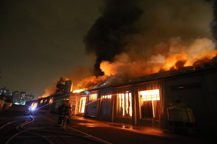 高雄家具展覽館凌晨發(fā)生大火 業(yè)者欲哭無淚 高雄家具展覽館凌晨發(fā)生大火 業(yè)者欲哭無淚