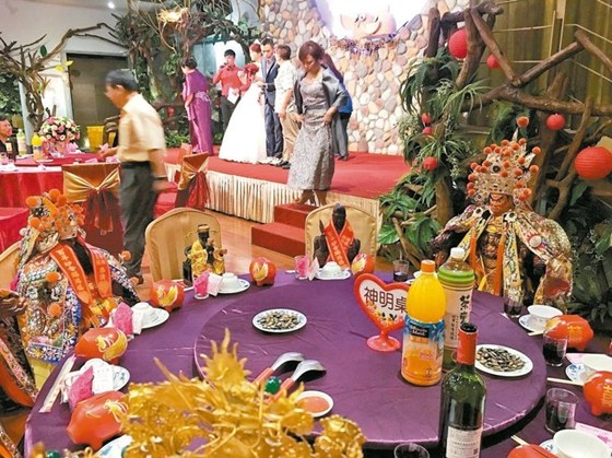 臺(tái)灣新人請(qǐng)喝喜酒20尊神像圍坐兩桌(圖)