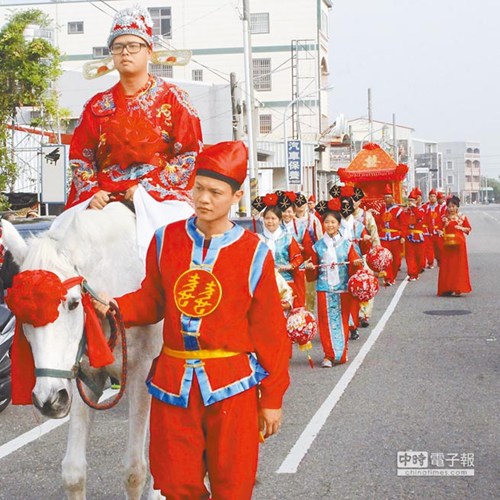 臺灣新郎騎白馬娶新娘(圖)