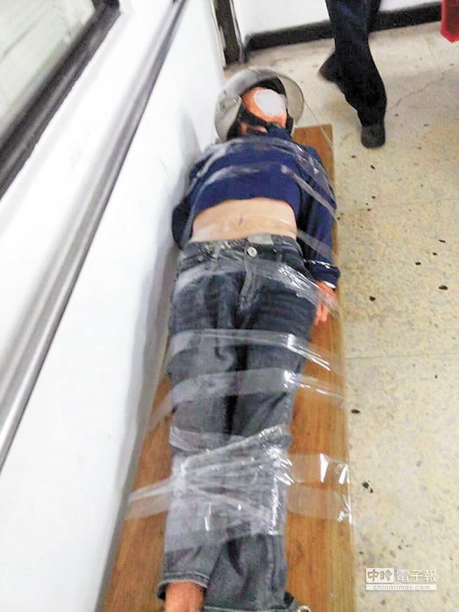 醉男大鬧急診室滾地耍賴 警膠帶打包木乃伊(圖) 醉男大鬧急診室滾地耍賴 警膠帶打包木乃伊(圖)