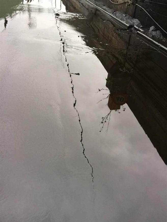 新北燃料管線破裂 燃料油刺鼻溢滿街道(圖) 新北燃料管線破裂 燃料油刺鼻溢滿街道(圖)