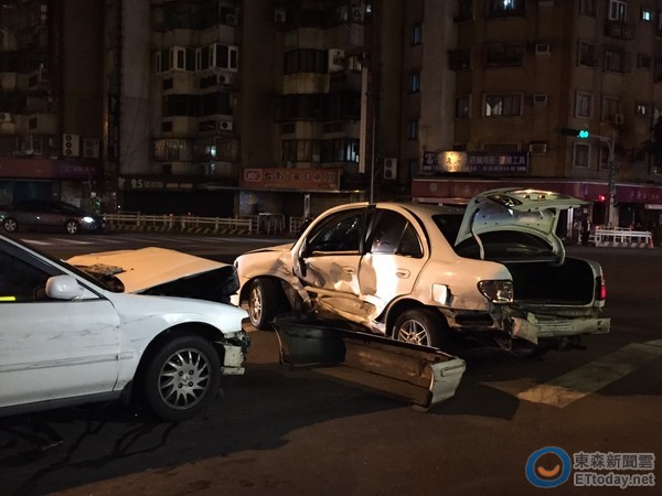 情侶吵架 男子瘋狂連續(xù)5次“倒退暴沖”追撞女友 情侶吵架 男子瘋狂連續(xù)5次“倒退暴沖”追撞女友