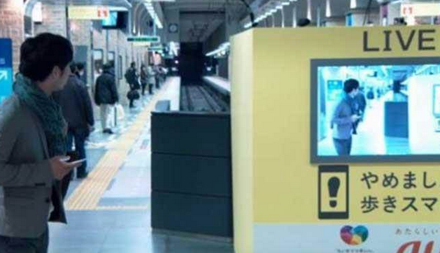日本地鐵出新招"大屏直播" 消滅低頭族 日本地鐵出新招"大屏直播" 消滅低頭族