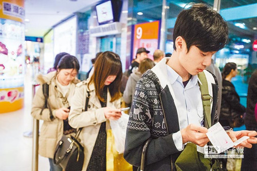 臺(tái)媒:兩岸青年低頭族現(xiàn)象普遍每天滑手機(jī)逾4小時(shí)