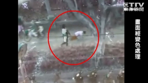 因太難管教 臺(tái)女子當(dāng)眾懲罰兒子學(xué)狗爬(圖) 因太難管教 臺(tái)女子當(dāng)眾懲罰兒子學(xué)狗爬(圖)