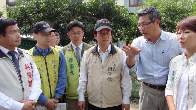 臺(tái)南震后土地液化嚴(yán)重 民宅下陷1米半(圖) 臺(tái)南震后土地液化嚴(yán)重 民宅下陷1米半(圖)