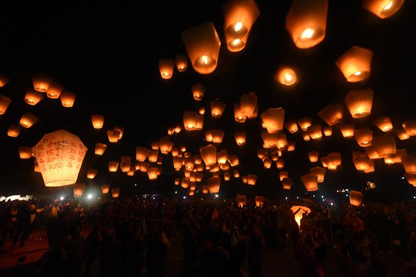 新北放四千兩百盞天燈 環(huán)保團體呼吁市長莫成幫兇 新北放四千兩百盞天燈 環(huán)保團體呼吁市長莫成幫兇