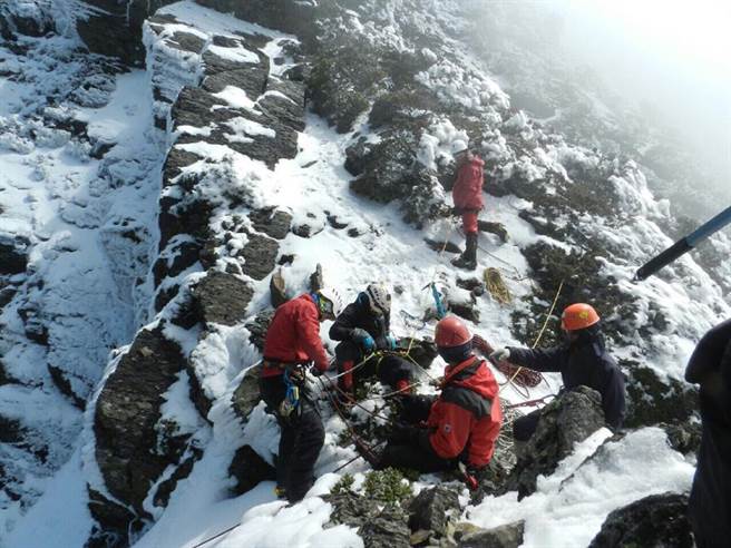 臺灣登玉山墜崖大學(xué)生遺體尋獲 已氣絕多時(圖) 臺灣登玉山墜崖大學(xué)生遺體尋獲 已氣絕多時(圖)