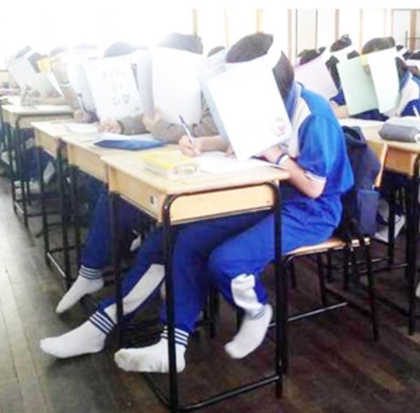 防作弊出新招 學(xué)生頭戴“誠(chéng)信帽”應(yīng)考(圖) 防作弊出新招 學(xué)生頭戴“誠(chéng)信帽”應(yīng)考(圖)