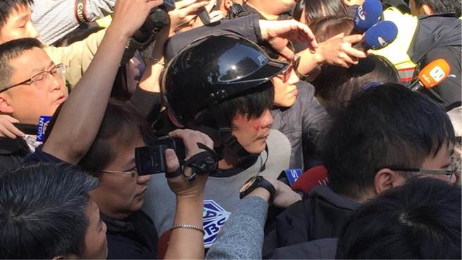 臺(tái)灣男子殘殺4歲女童引眾怒 移送時(shí)遭民眾追打 臺(tái)灣男子殘殺4歲女童引眾怒 移送時(shí)遭民眾追打