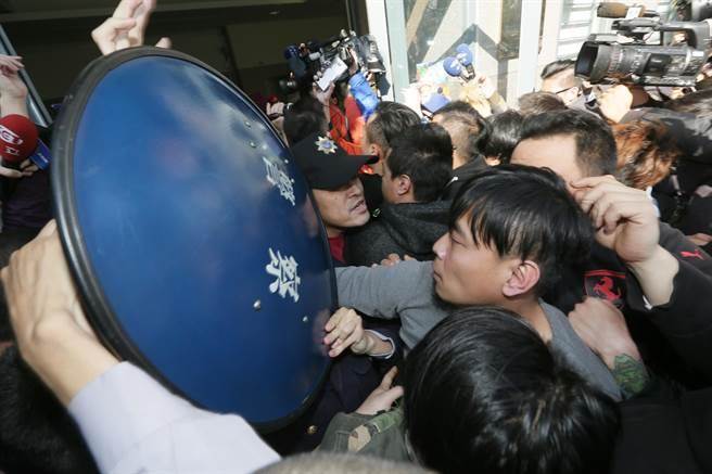 臺(tái)灣男子殘殺4歲女童引眾怒 移送時(shí)遭民眾追打 臺(tái)灣男子殘殺4歲女童引眾怒 移送時(shí)遭民眾追打