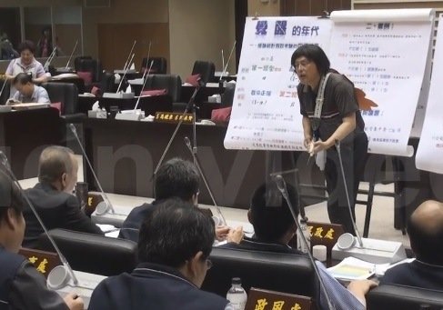 苗縣議員質(zhì)詢?cè)俪鲂抡?扮伍佰表演歌唱秀(圖) 苗縣議員質(zhì)詢?cè)俪鲂抡?扮伍佰表演歌唱秀(圖)