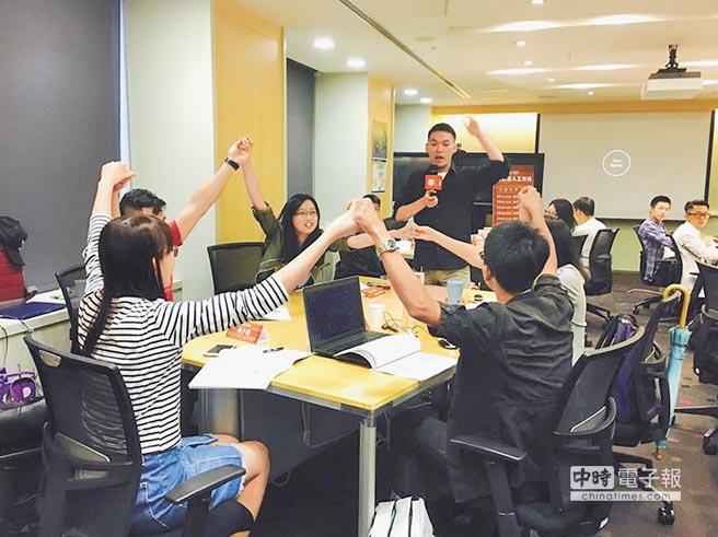 35歲的林大班(站立者)與大陸友人在深圳共同創(chuàng)業(yè) 35歲的林大班(站立者)與大陸友人在深圳共同創(chuàng)業(yè)