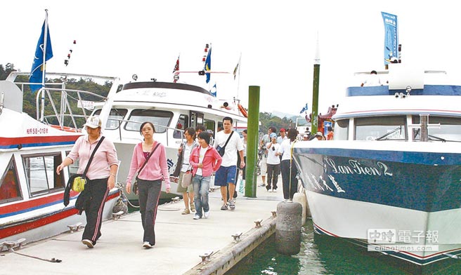大陸游客搭乘游艇在日月潭下船 大陸游客搭乘游艇在日月潭下船