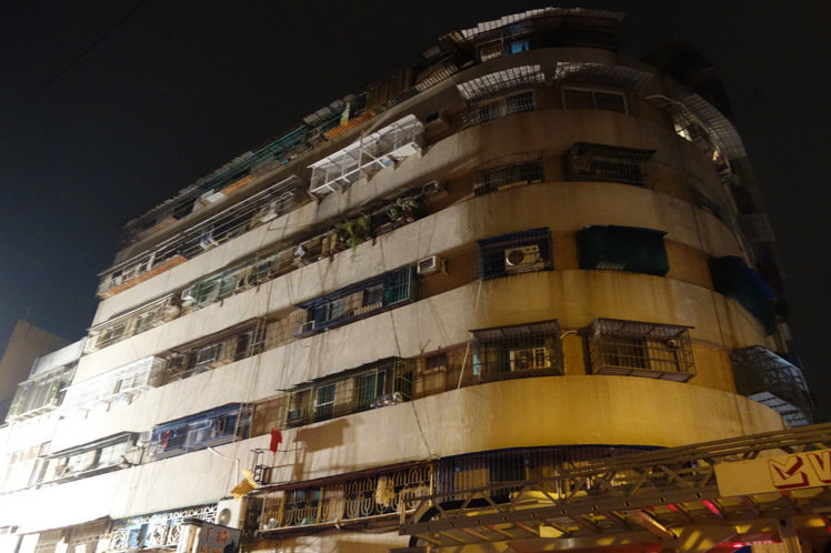 高雄一大樓凌晨突發(fā)大火 上百住戶驚逃17人送醫(yī) 高雄一大樓凌晨突發(fā)大火 上百住戶驚逃17人送醫(yī)