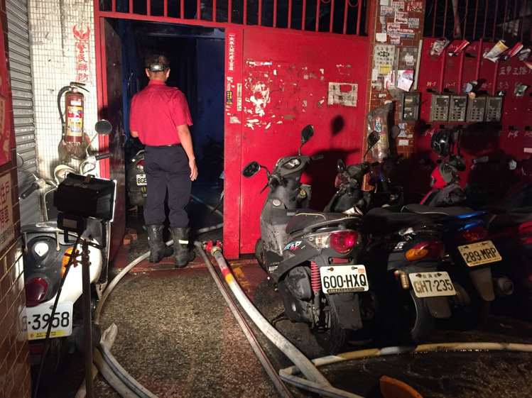 高雄一大樓凌晨突發(fā)大火 上百住戶驚逃17人送醫(yī) 高雄一大樓凌晨突發(fā)大火 上百住戶驚逃17人送醫(yī)