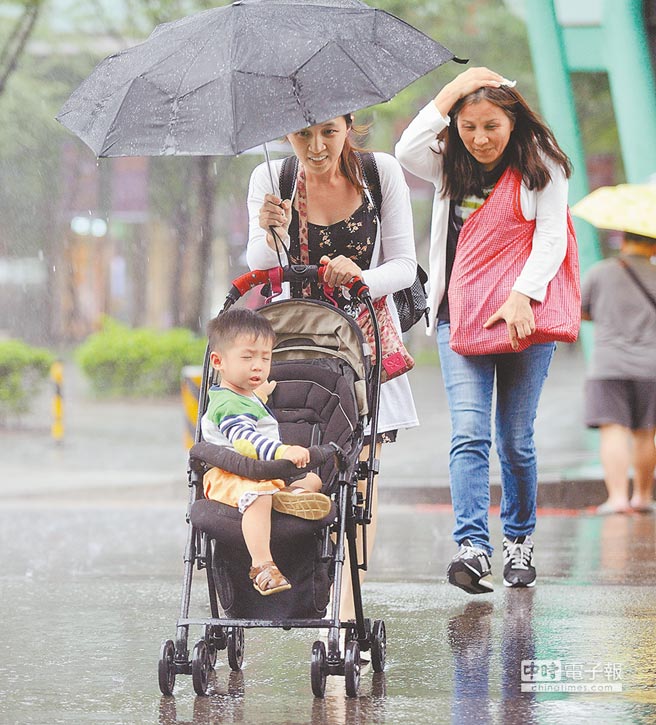 輕臺風(fēng)莫蘭蒂恐中秋襲臺 臺灣民眾或無法賞月 輕臺風(fēng)莫蘭蒂恐中秋襲臺 臺灣民眾或無法賞月