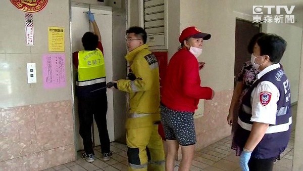 明知電梯停電硬搭乘致4人受困 稱因上班趕時間 明知電梯停電硬搭乘致4人受困 稱因上班趕時間