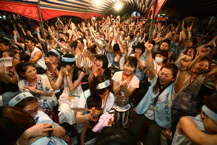 臺(tái)華航空服員再抗議 備500顆雞蛋“蛋洗”臺(tái)北分公司 臺(tái)華航空服員再抗議 備500顆雞蛋“蛋洗”臺(tái)北分公司