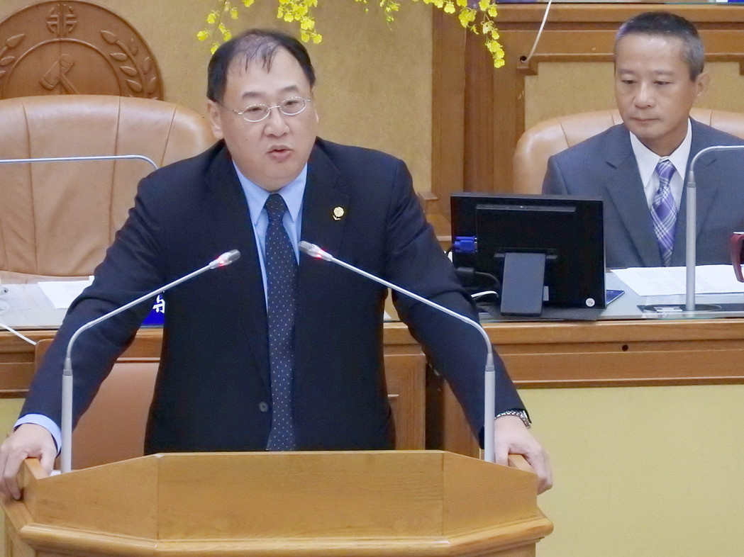 臺淡海輕軌1個月出兩次意外 工程局長:將自請?zhí)幏? alt=