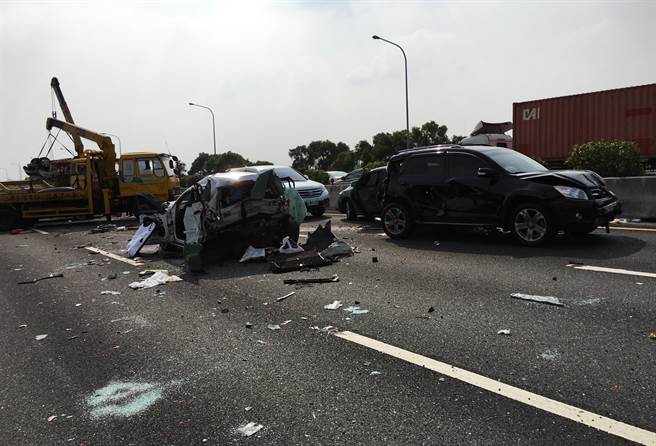 臺灣高速公路發(fā)生9車連環(huán)撞事故 十多人送醫(yī)(圖) 臺灣高速公路發(fā)生9車連環(huán)撞事故 十多人送醫(yī)(圖)