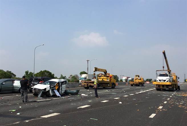 臺灣高速公路發(fā)生9車連環(huán)撞事故 十多人送醫(yī)(圖) 臺灣高速公路發(fā)生9車連環(huán)撞事故 十多人送醫(yī)(圖)