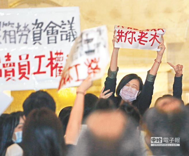 看新聞才知要解散 工會(huì)抗議復(fù)興航空勞資協(xié)商搞黑箱 看新聞才知要解散 工會(huì)抗議復(fù)興航空勞資協(xié)商搞黑箱