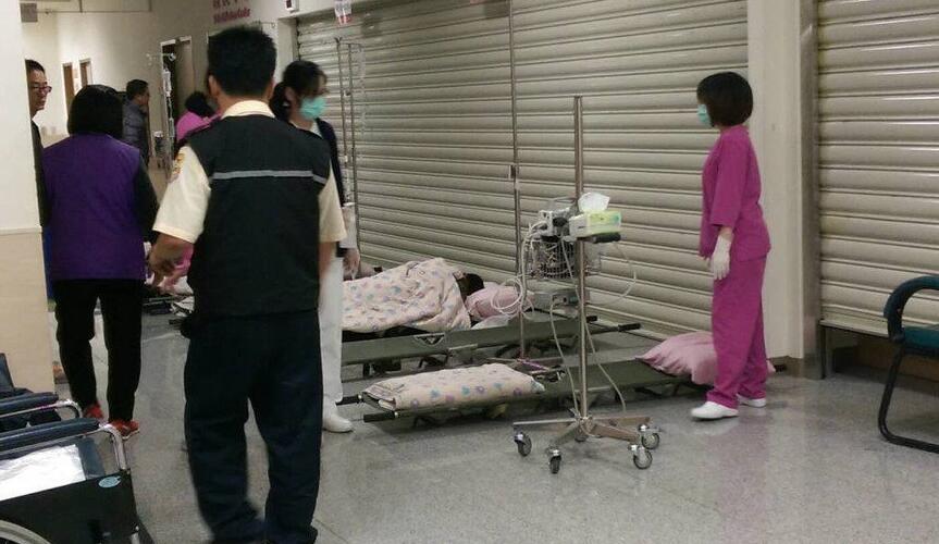 臺(tái)灣金門近百人食物中毒就醫(yī) 患者躺地打點(diǎn)滴 臺(tái)灣金門近百人食物中毒就醫(yī) 患者躺地打點(diǎn)滴