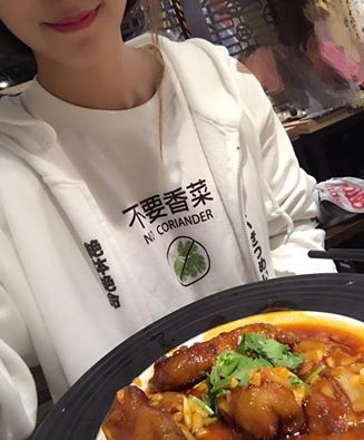 臺灣正妹著“不要香菜”T恤吃飯 被店員無視 臺灣正妹著“不要香菜”T恤吃飯 被店員無視
