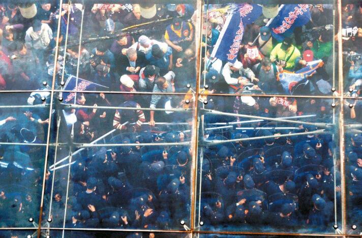 蔡當(dāng)局“年金改革”遭上千人抗議 主管官員缺席 蔡當(dāng)局“年金改革”遭上千人抗議 主管官員缺席