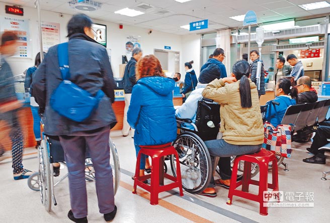 臺(tái)當(dāng)局“一例一休”新規(guī)將迎春節(jié)長(zhǎng)假 患者就診大考驗(yàn) 臺(tái)當(dāng)局“一例一休”新規(guī)將迎春節(jié)長(zhǎng)假 患者就診大考驗(yàn)