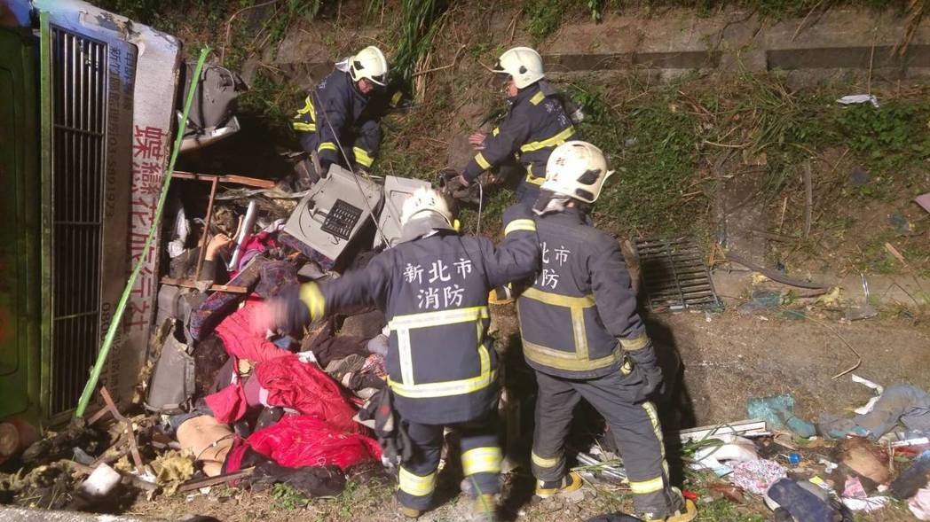 臺出事游覽車內部搶救畫面曝光 場面混亂受傷旅客哀嚎 臺出事游覽車內部搶救畫面曝光 場面混亂受傷旅客哀嚎