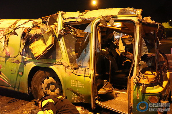 臺事故游覽車司機連續(xù)出勤12日 旅行社違反"勞基法" 臺事故游覽車司機連續(xù)出勤12日 旅行社違反"勞基法"