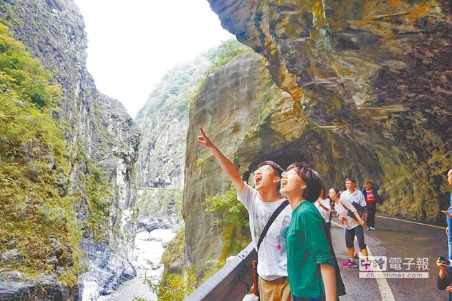 臺(tái)當(dāng)局限制游覽車?yán)锍桃l(fā)反彈 遭業(yè)者批“太天真” 臺(tái)當(dāng)局限制游覽車?yán)锍桃l(fā)反彈 遭業(yè)者批“太天真”