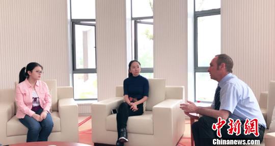 圖為“小西瓜”廖書嫻(左)和寧波諾丁漢大學(xué)校長陸明彥(右)交流 寧波諾丁漢大學(xué)供圖 攝