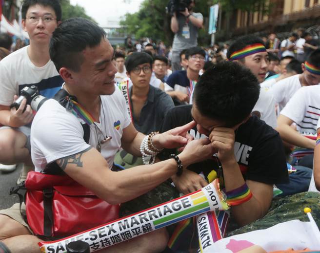 同性戀父母生下她 異性戀女兒自白:我很幸福 同性戀父母生下她 異性戀女兒自白:我很幸福