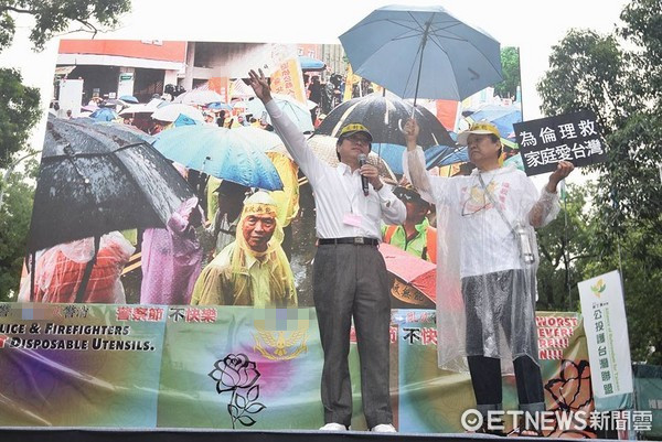 上千軍公教齊聚抗議 揚言讓蔡英文永遠走不出辦公室 上千軍公教齊聚抗議 揚言讓蔡英文永遠走不出辦公室