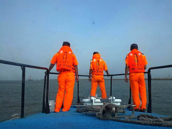 金門漁船海中翻覆沉沒 3名船員獲大陸平安搭救 金門漁船海中翻覆沉沒 3名船員獲大陸平安搭救