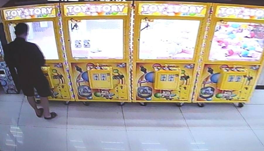 抓娃娃屢戰(zhàn)屢敗 臺(tái)一男子用磁鐵巧獲藍(lán)牙音箱(圖) 抓娃娃屢戰(zhàn)屢敗 臺(tái)一男子用磁鐵巧獲藍(lán)牙音箱(圖)