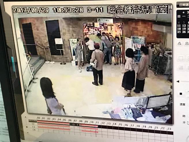 3歲男童文化局內(nèi)玩門夾傷手 館內(nèi)民眾齊力拆門 3歲男童文化局內(nèi)玩門夾傷手 館內(nèi)民眾齊力拆門