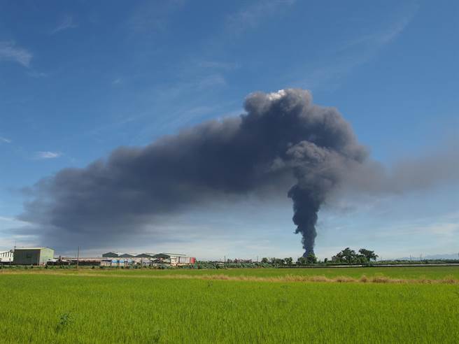 臺灣屏東一工廠發(fā)生火災(zāi) 濃煙直沖天際高雄亦可見 臺灣屏東一工廠發(fā)生火災(zāi) 濃煙直沖天際高雄亦可見